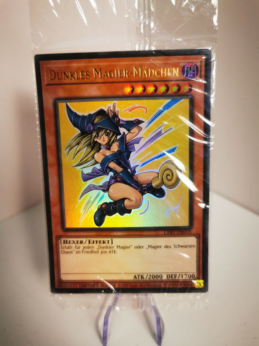 Nahaufnahme des exklusiven Lost Art Artworks vom Dunklen Magier-Mädchen, deutsche Ausgabe LART-DE035, glänzender Holo-Effekt sichtbar.