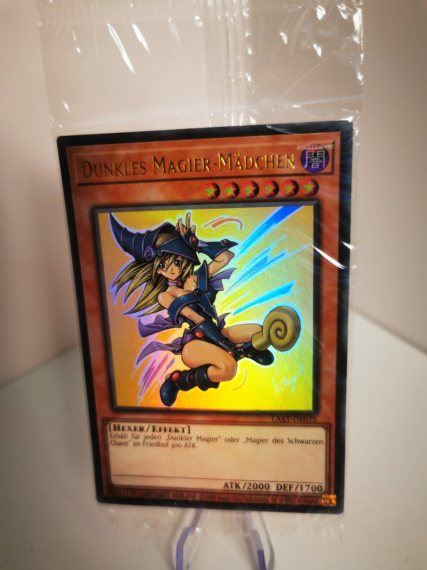 Detailansicht der versiegelten Plastikfolie der limitierten LART-Version des Dunklen Magier-Mädchens zur Bestätigung des Originalzustands.