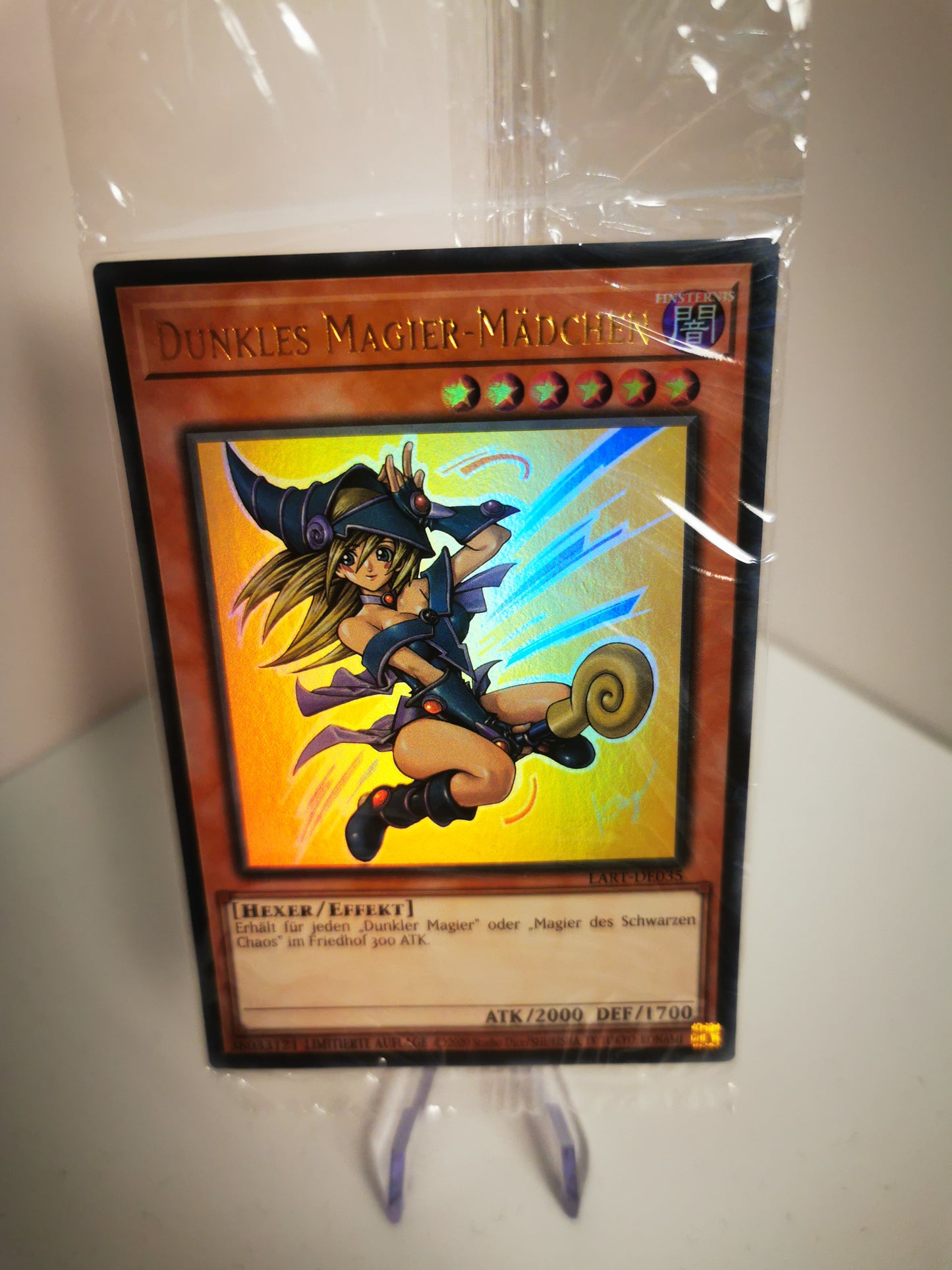 Detailansicht der versiegelten Plastikfolie der limitierten LART-Version des Dunklen Magier-Mädchens zur Bestätigung des Originalzustands.