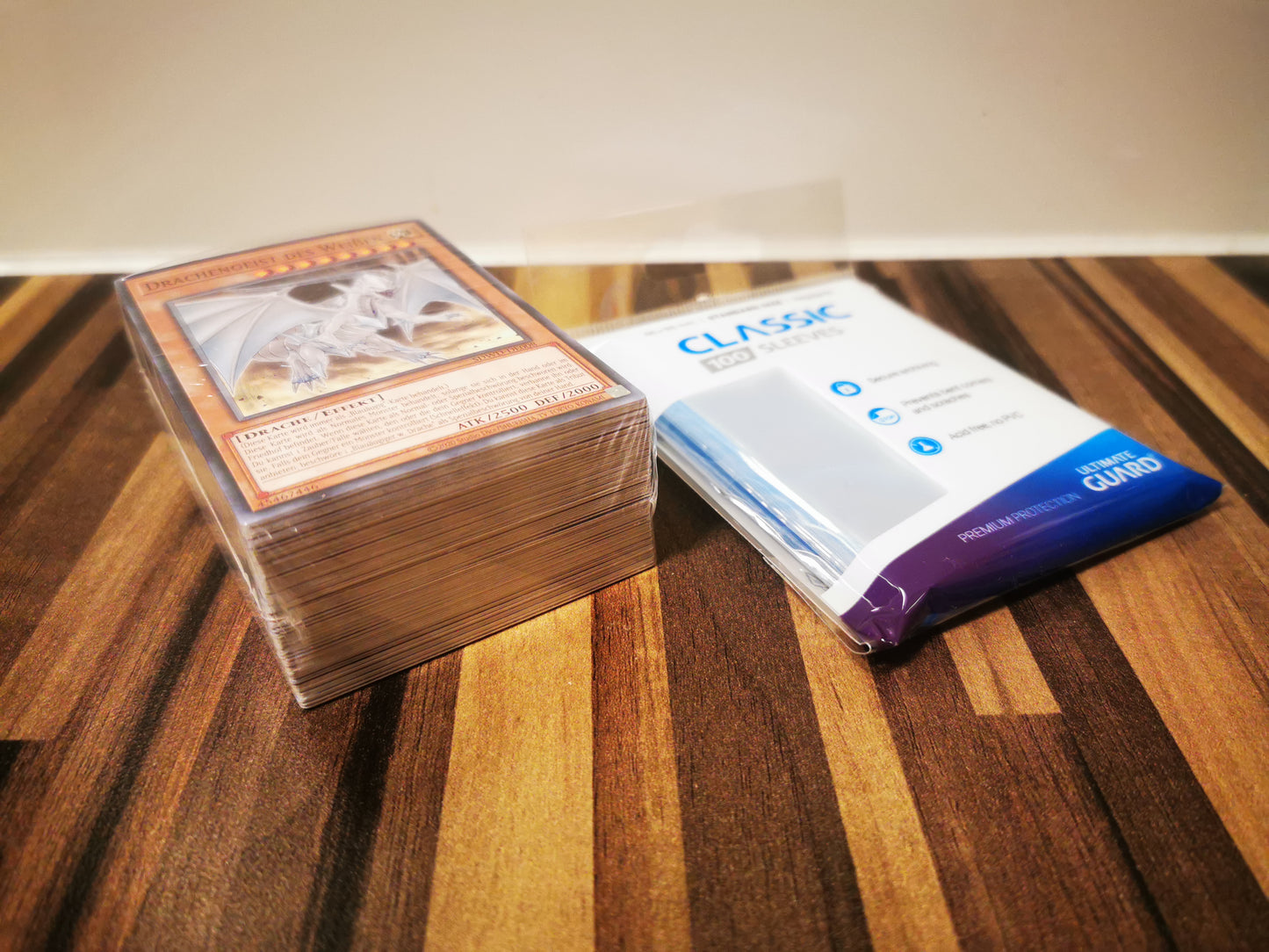 Yu-Gi-Oh! Karten-Bundle: 100 verschiedene Karten + 100 Classic Sleeves