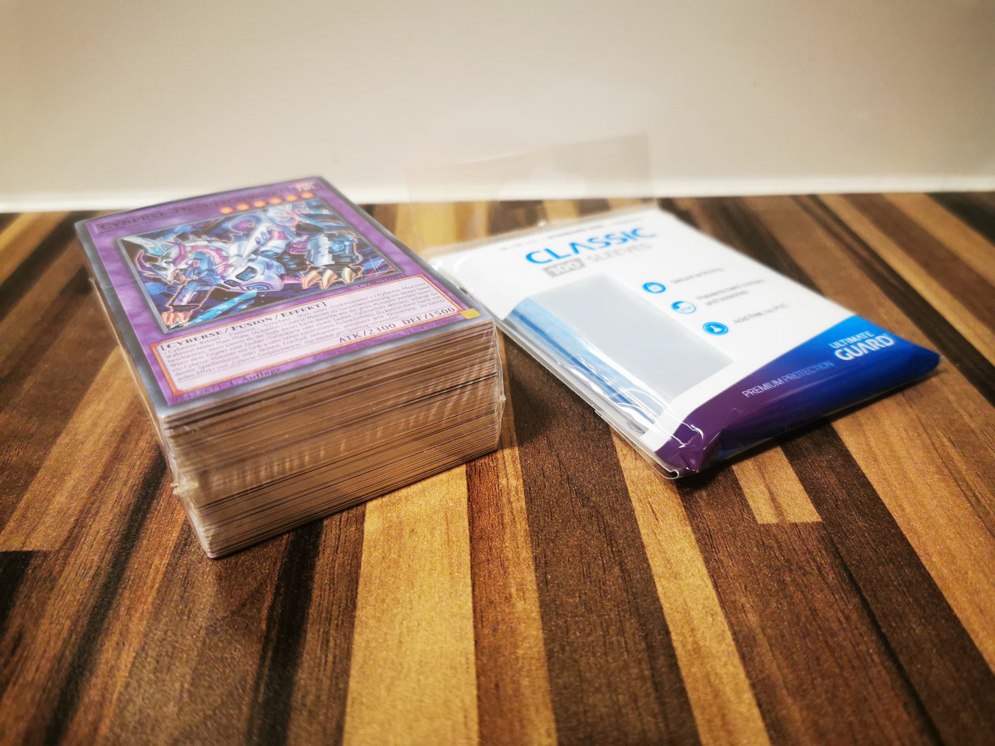 Yu-Gi-Oh! Karten-Bundle: 100 verschiedene Karten + 100 Classic Sleeves