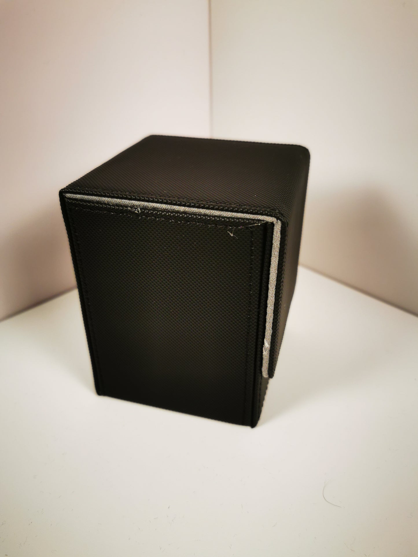 Premium TCG Deckbox – Edles Design & Sicherer Schutz (3 Farbvarianten)