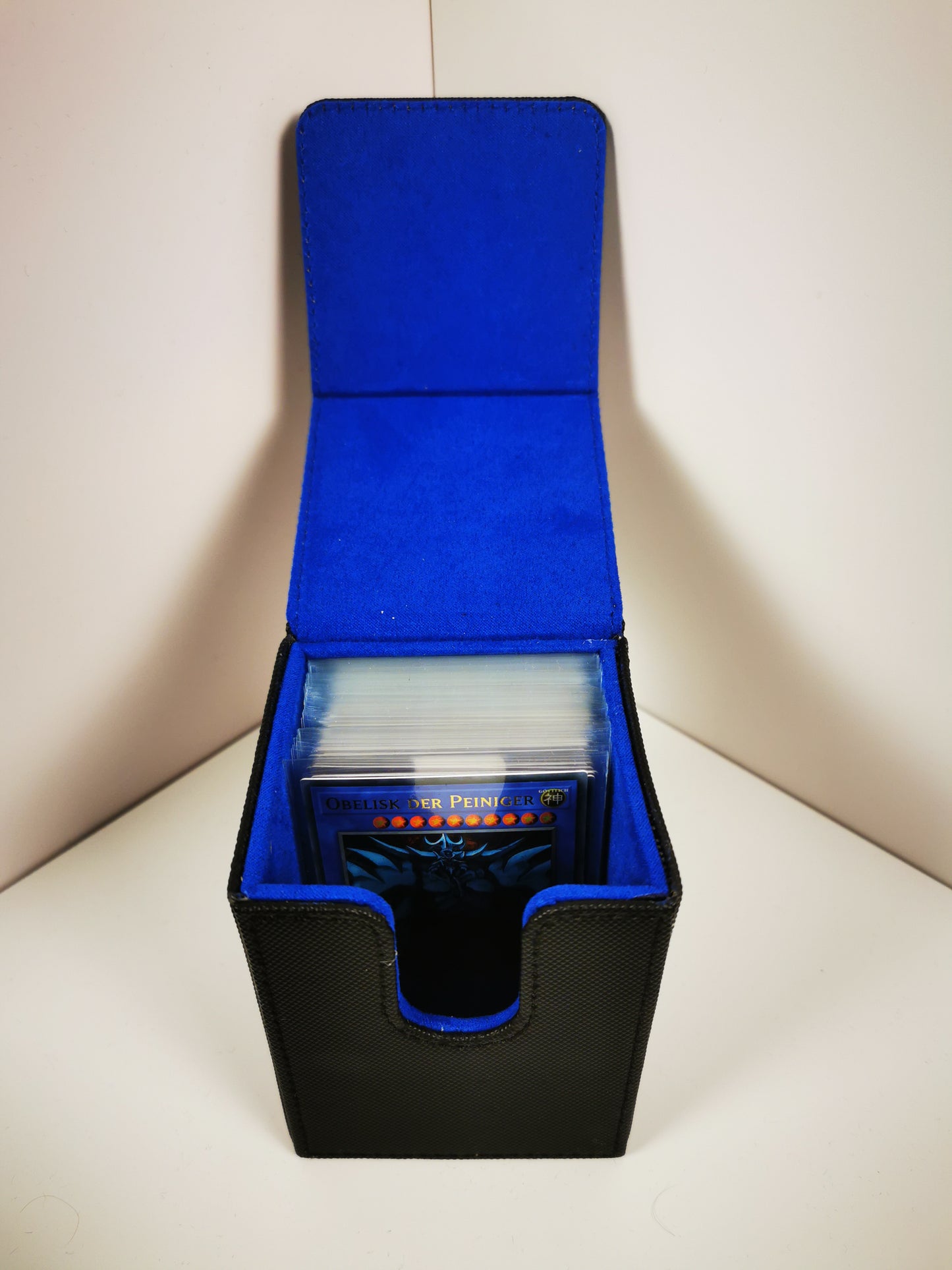 Premium TCG Deckbox – Edles Design & Sicherer Schutz (3 Farbvarianten)