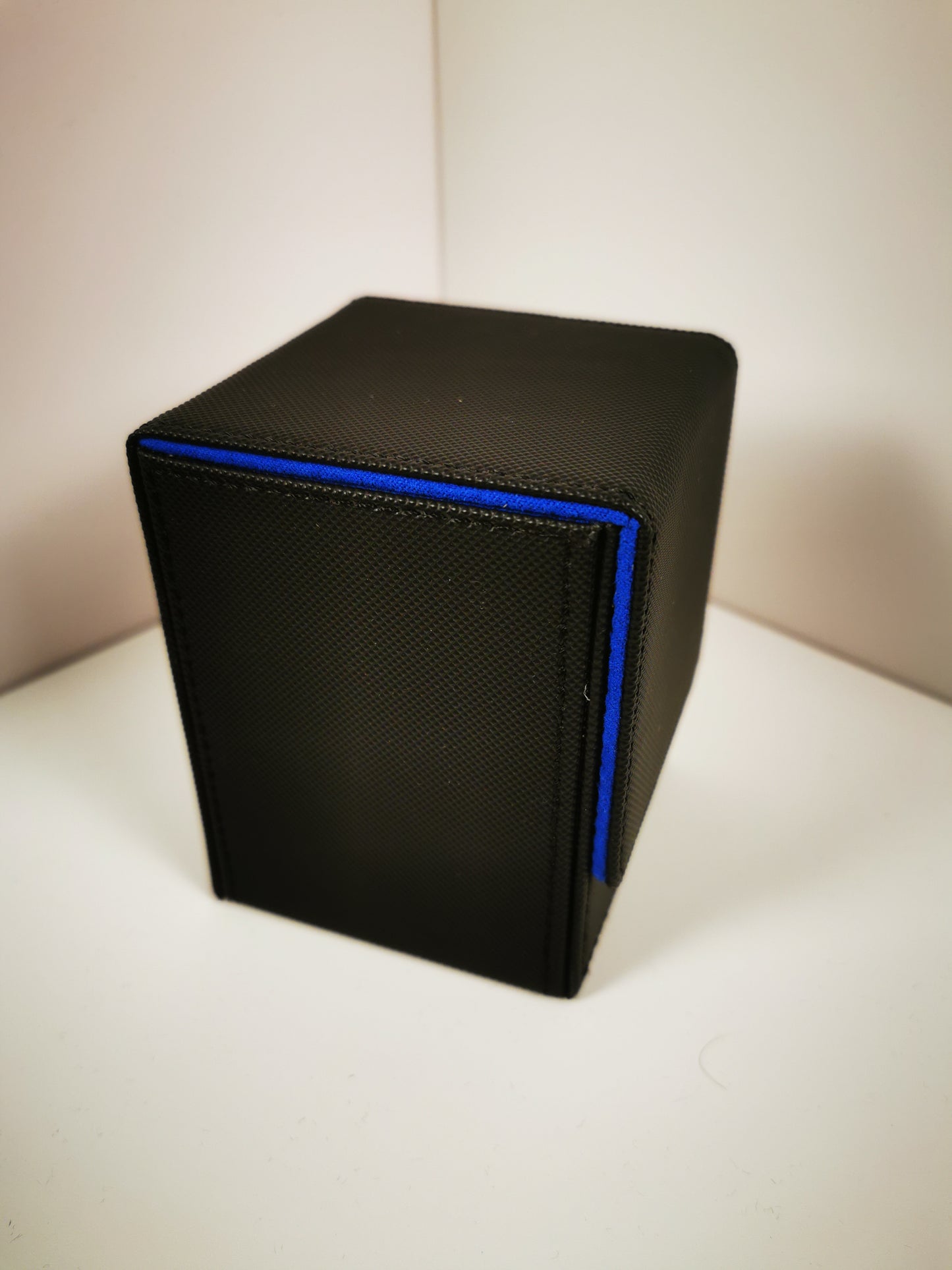 Premium TCG Deckbox – Edles Design & Sicherer Schutz (3 Farbvarianten)