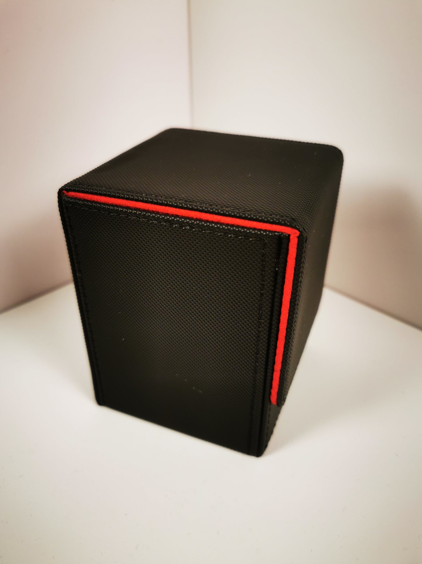 Premium TCG Deckbox – Edles Design & Sicherer Schutz (3 Farbvarianten)