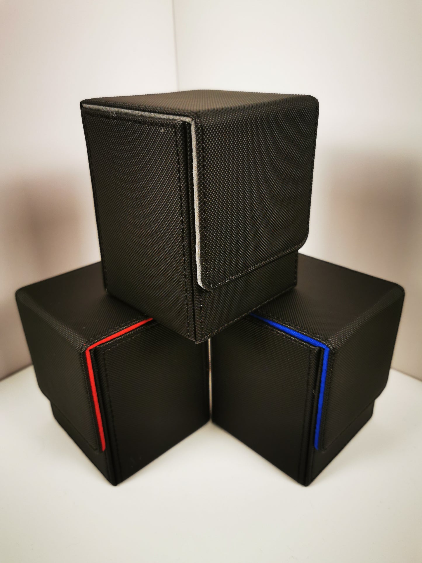 Premium TCG Deckbox – Edles Design & Sicherer Schutz (3 Farbvarianten)