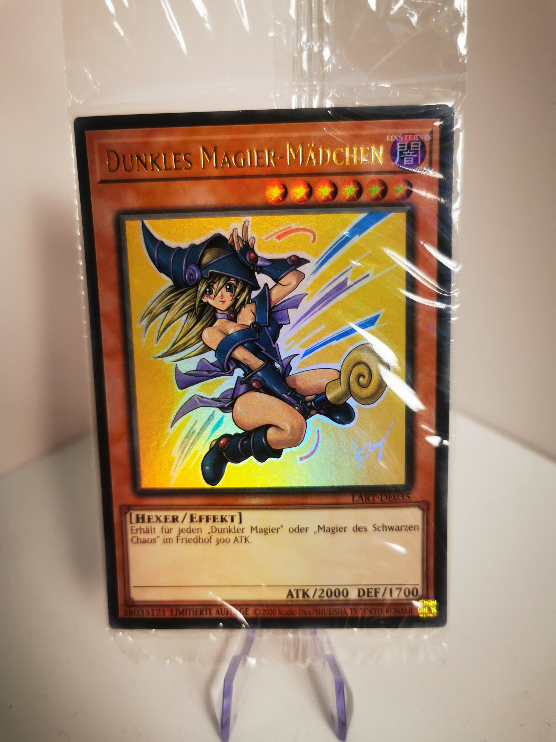 Nahaufnahme des exklusiven Lost Art Artworks vom Dunklen Magier-Mädchen, deutsche Ausgabe LART-DE035, glänzender Holo-Effekt sichtbar.