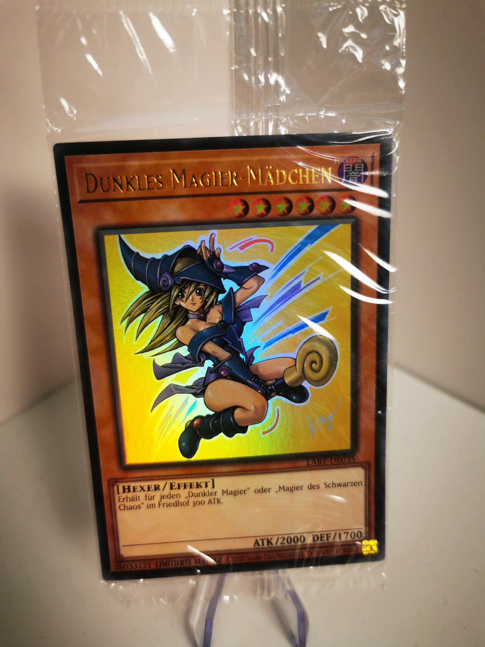 Nahaufnahme des exklusiven Lost Art Artworks vom Dunklen Magier-Mädchen, deutsche Ausgabe LART-DE035, glänzender Holo-Effekt sichtbar.